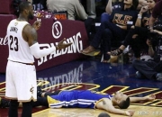 开云体育官方网站-勇士险胜爵士，詹姆斯爆发神勇的简单介绍