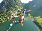 开云足球直播-赛道上的终局艺术，哈斯绝杀雷诺，诺里斯率队登顶