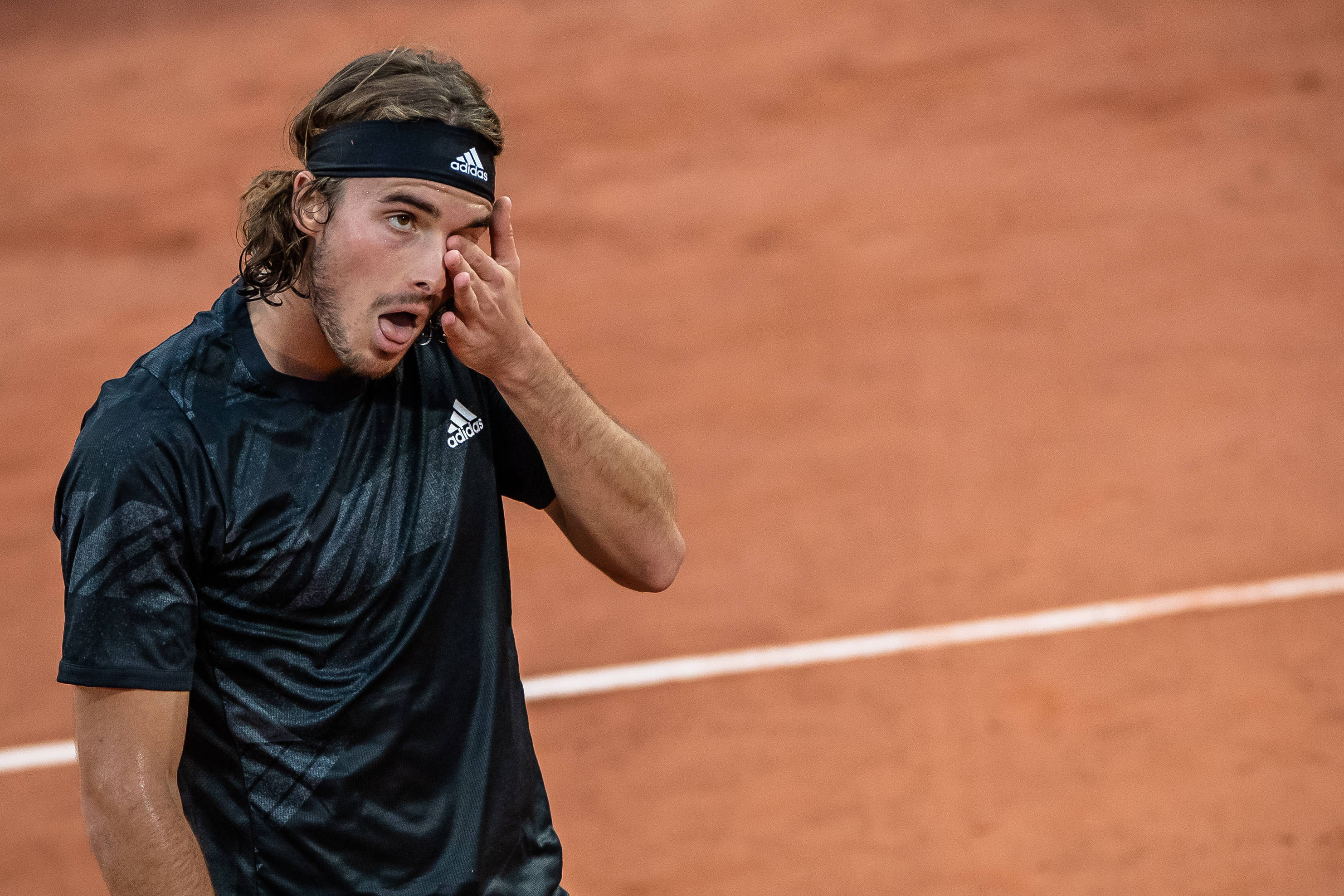 西班牙网球队完胜意大利网球队,西西帕斯制霸全场的简单介绍 西班牙网球队完胜意大利网球队,西西帕斯制霸全场的简单介绍