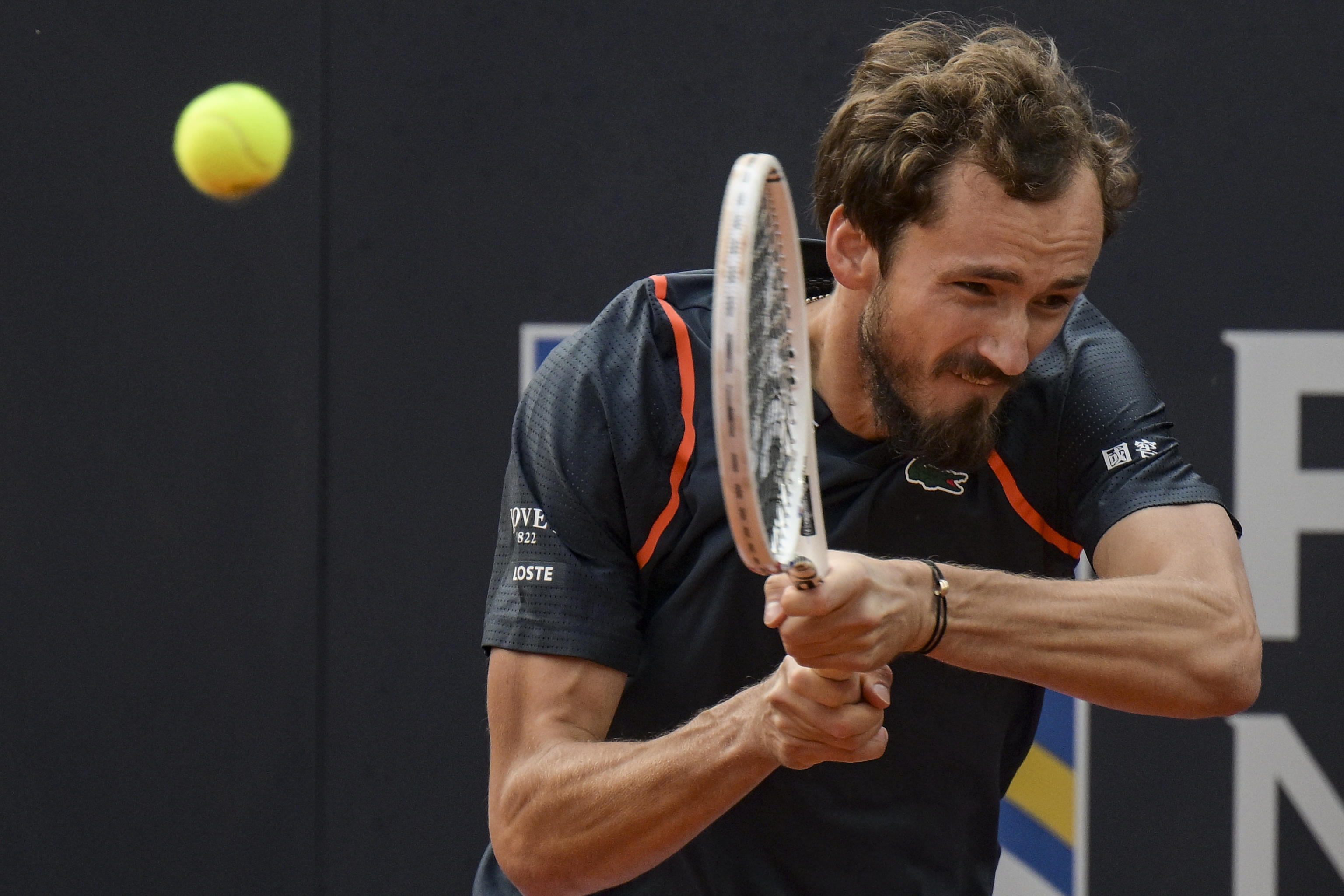 意大利网球队爆冷法国网球队,瓦林卡三分雨点燃全场 意大利网球队爆冷法国网球队,瓦林卡三分雨点燃全场