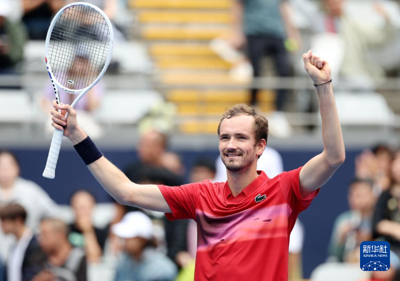 西班牙网球队逆转法国网球队,梅德韦杰夫统治全场的简单介绍 西班牙网球队逆转法国网球队,梅德韦杰夫统治全场的简单介绍