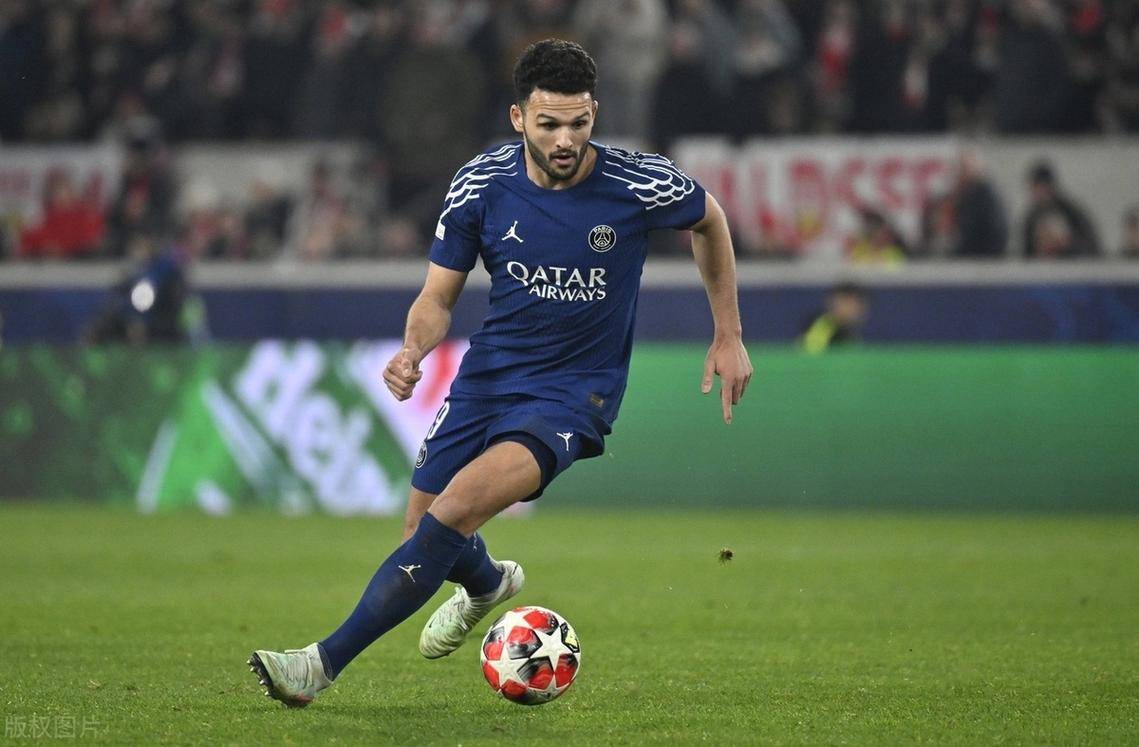 巴黎FC主场大胜阿尔勒，领跑积分榜