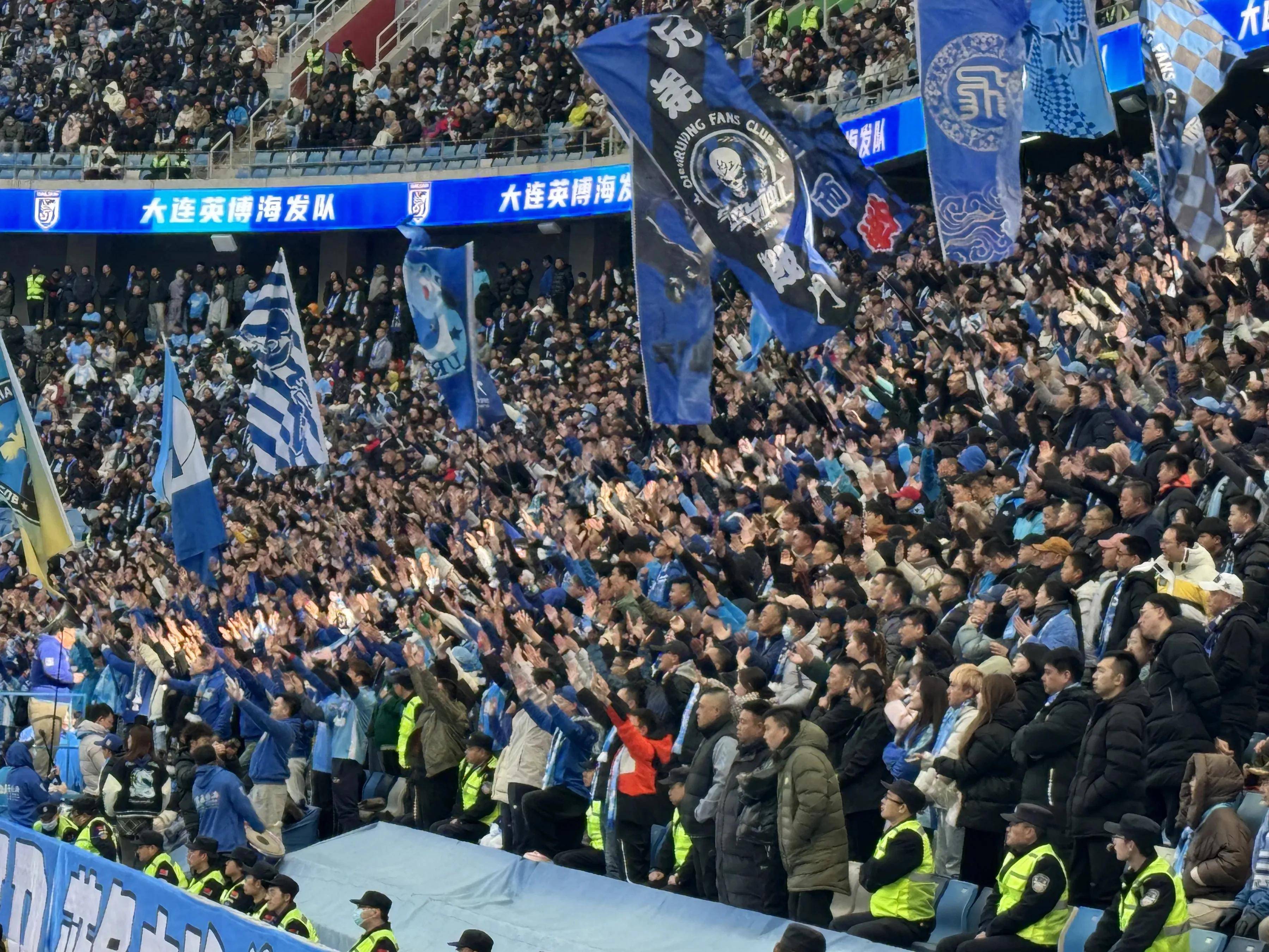 包含球场上的激烈角逐引发球迷狂热的词条 包含球场上的激烈角逐引发球迷狂热的词条