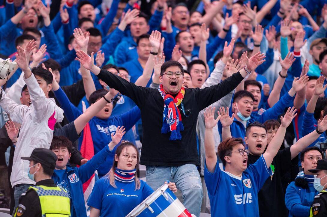 包含球场上的激烈角逐引发球迷狂热的词条 包含球场上的激烈角逐引发球迷狂热的词条