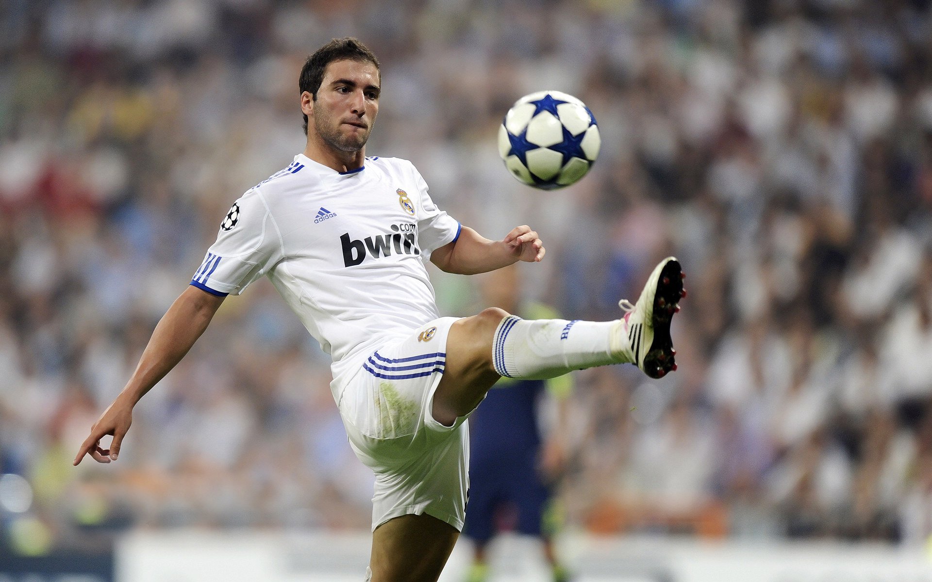 新王登基与旧日荣光,安赛龙扛起全队背后的欧洲体育格局之变